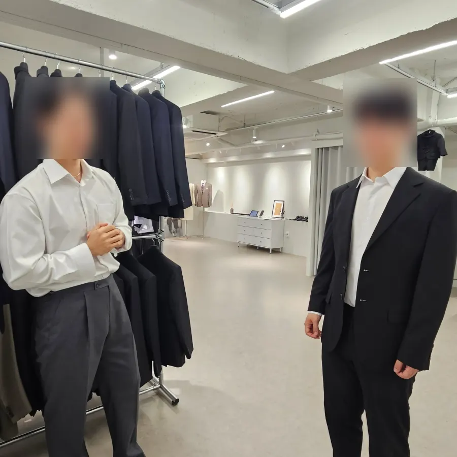 맞춤 셔츠를 착용하고 핏을 확인하는 가봉 장면