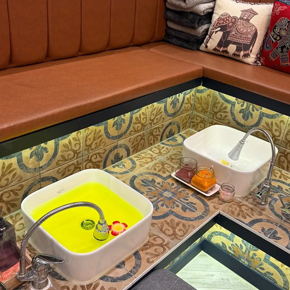 Foot bath space used before the massage