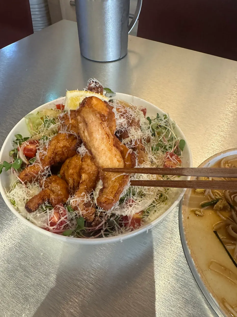 새싹채소와 토마토가 담긴 까이프라이 접시