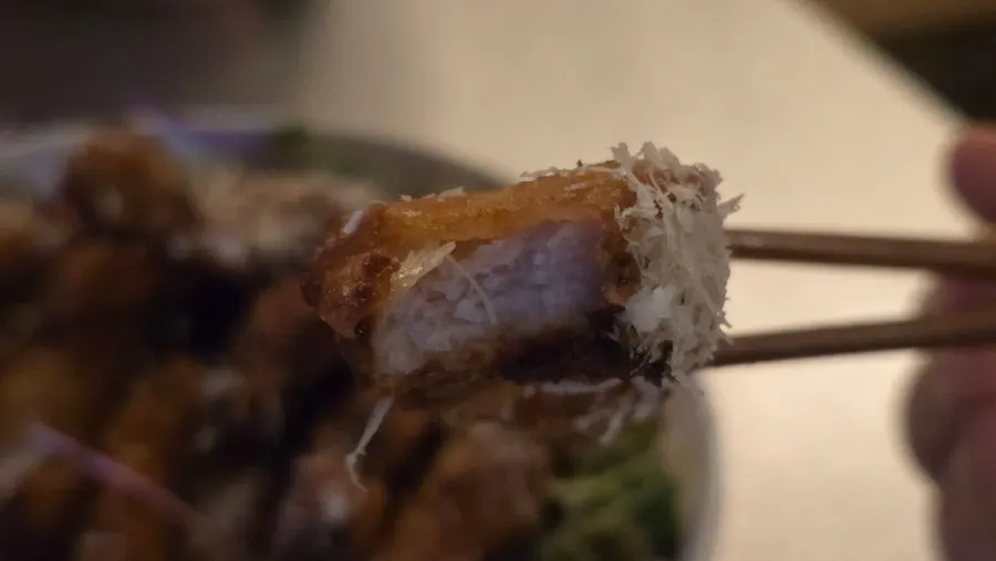 Squeezing lemon over the kai phrai