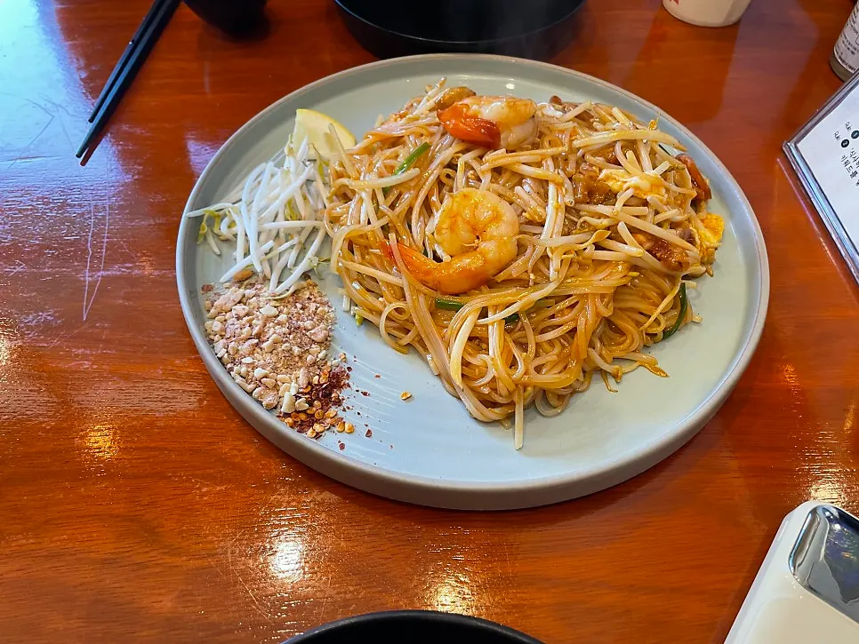 밥 위에 올린 팟 카오무쌉 한 입