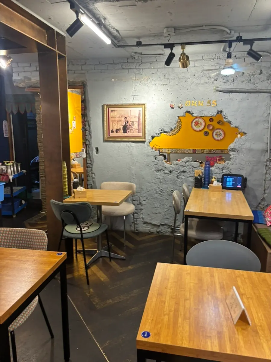 Wall at Thanon55 with a Thailand-shaped mirror