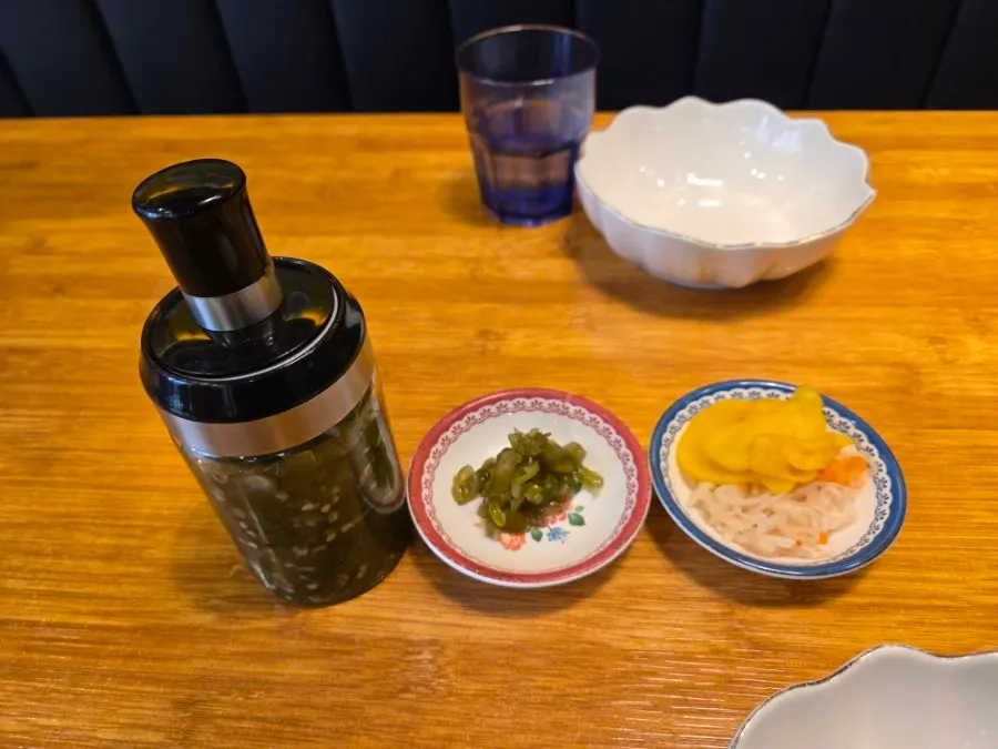 고추짱아찌와 단무지, 무피클 밑반찬