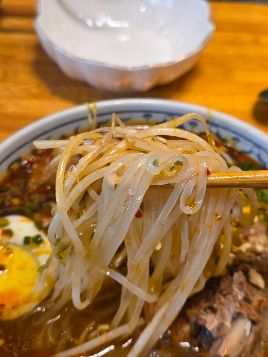 숙주와 반숙 계란이 담긴 감자탕쌀국수