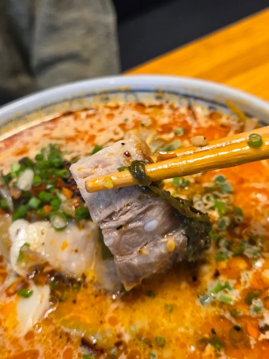 커리 국물이 배인 면과 숙주