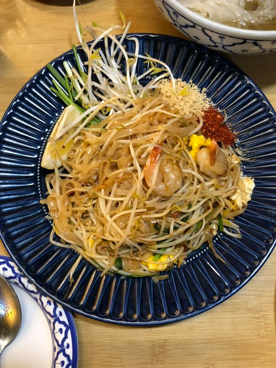 Thanon55's shrimp pad thai topped with shrimp