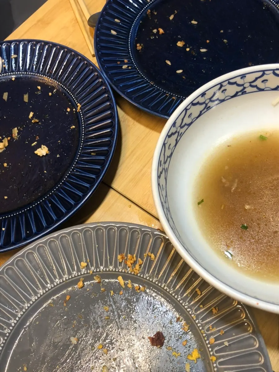 Empty table at Thanon55 after finishing the meal