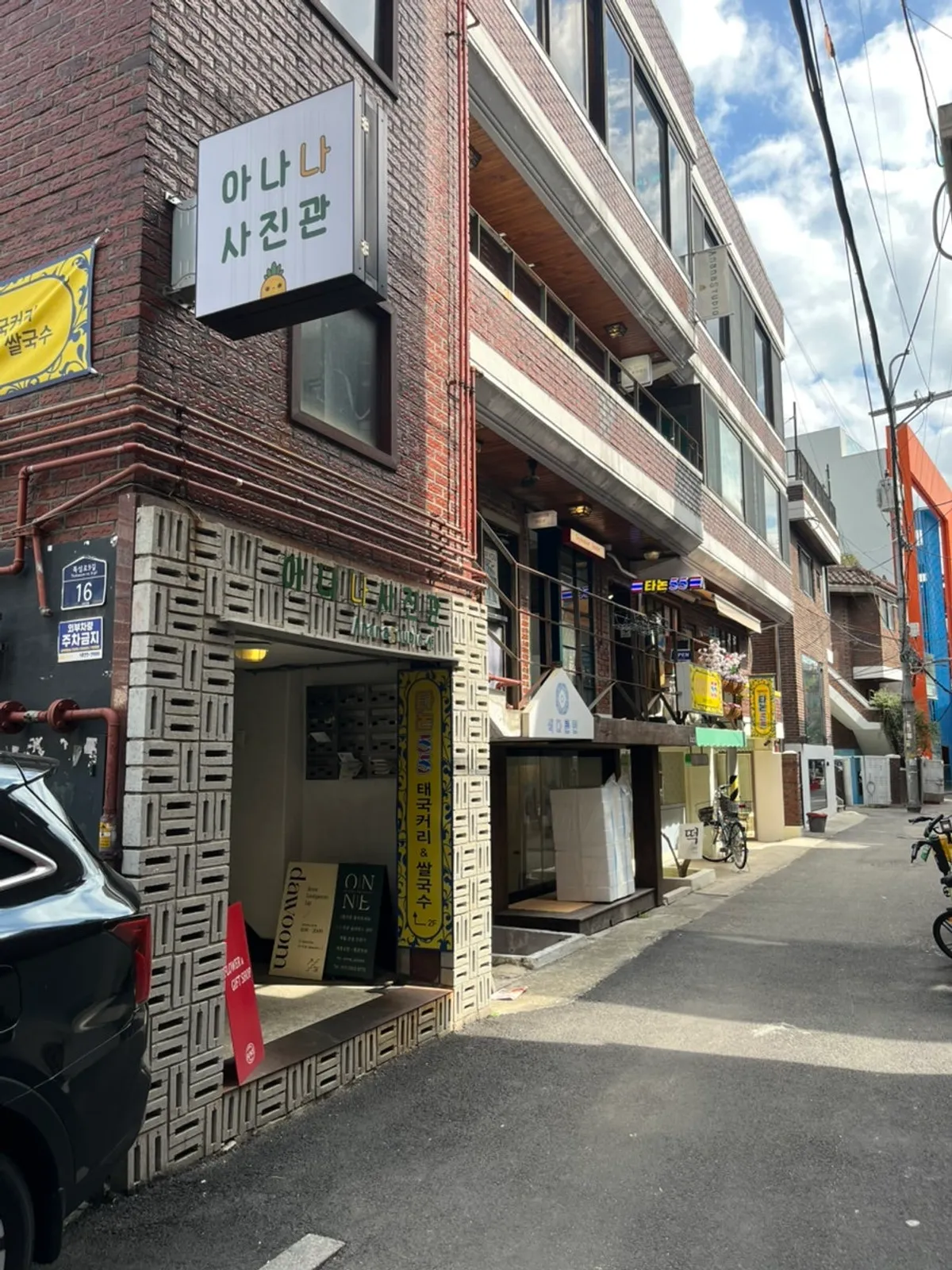 Exterior of the building housing Thanon55 in a Seongsu alley
