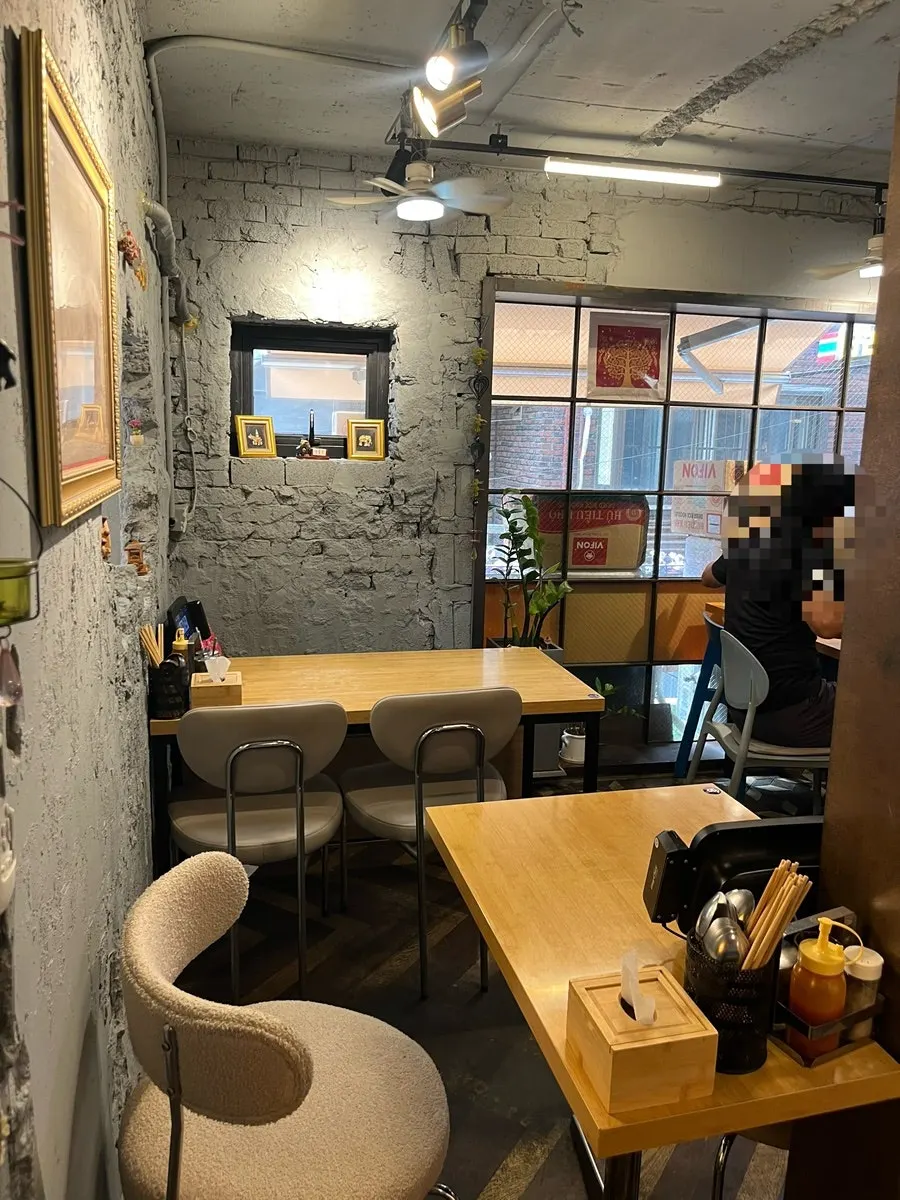 Table seating at Thanon55