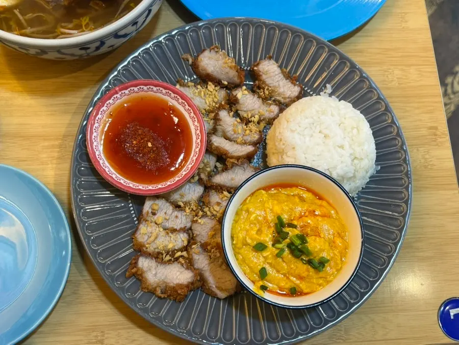 Mu thod curry (S) topped with fried pork jowl
