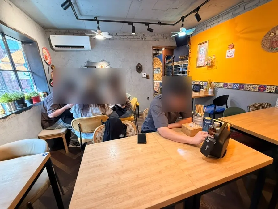 Tables for 2-4 people at Thanon55