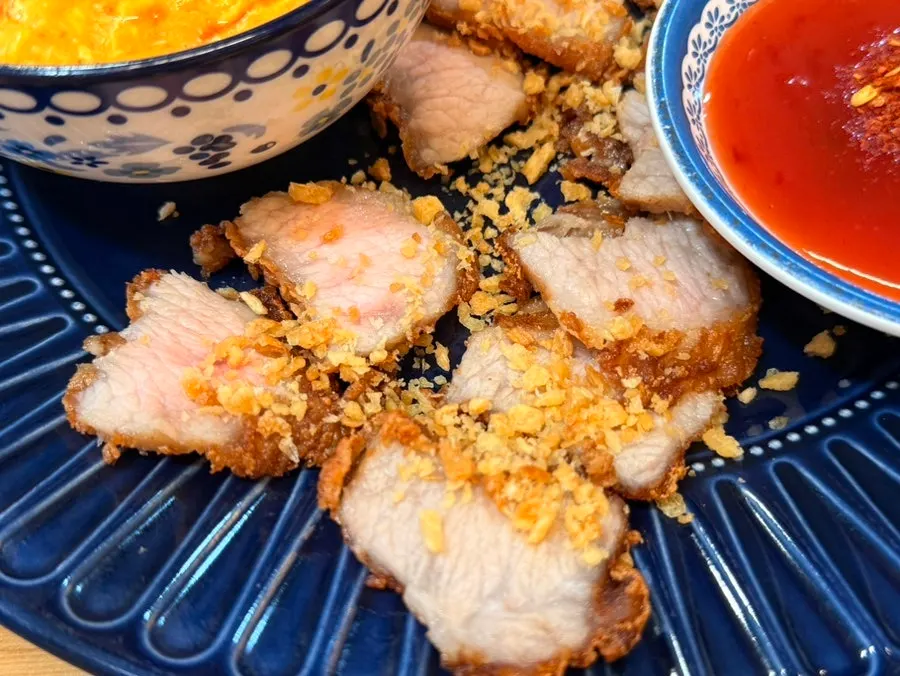 Mu thod curry topped generously with fried garlic