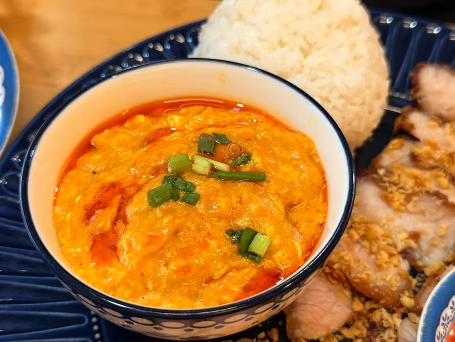 Dipping mu thod curry into chili sauce