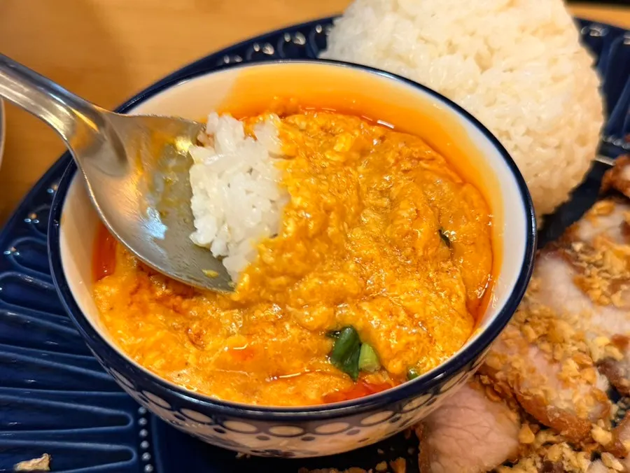 Curry sauce served alongside the mu thod curry