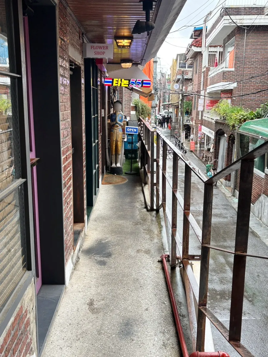 앤틱한 느낌의 타논55 입구