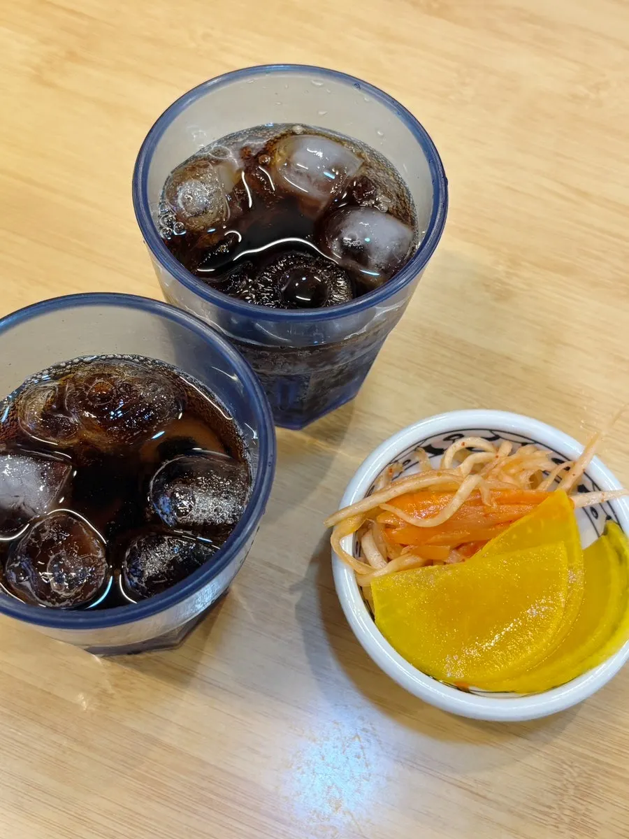 기본 반찬으로 나온 쏨땀과 단무지