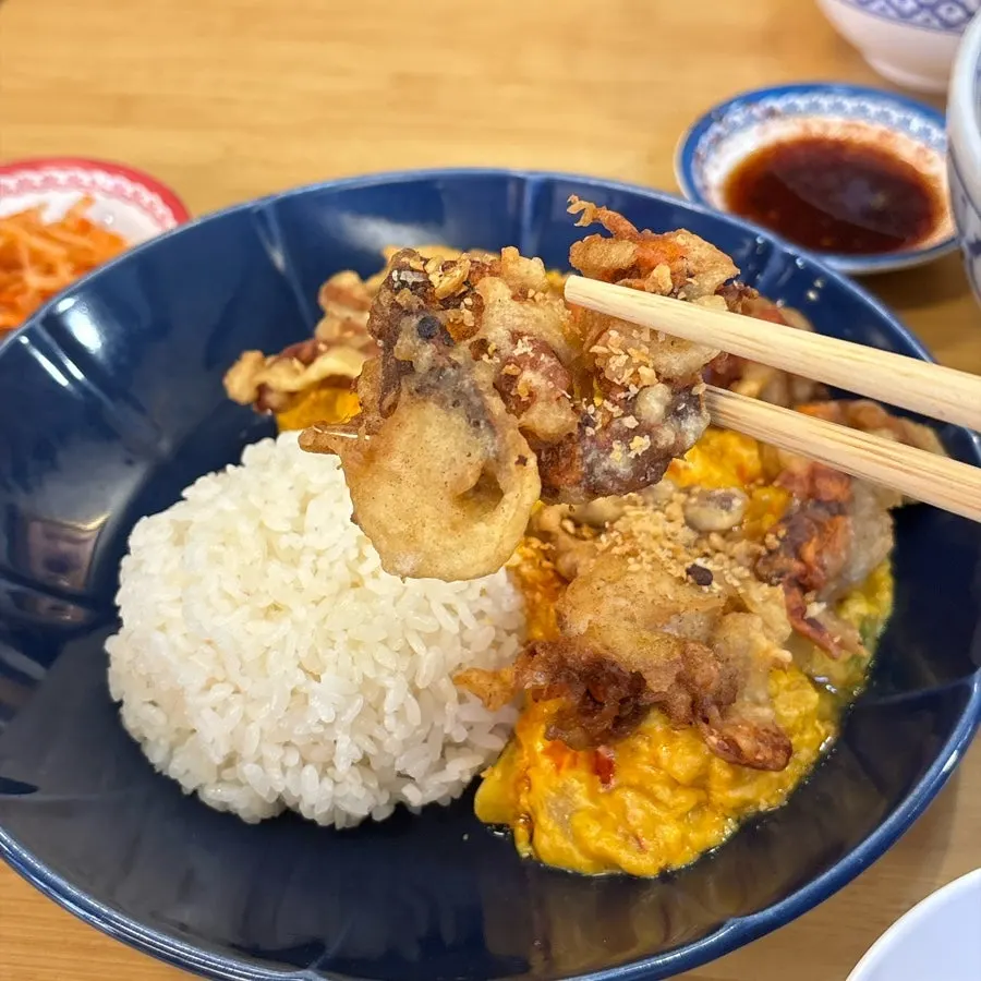 테이블에 차려진 태국음식 두 접시