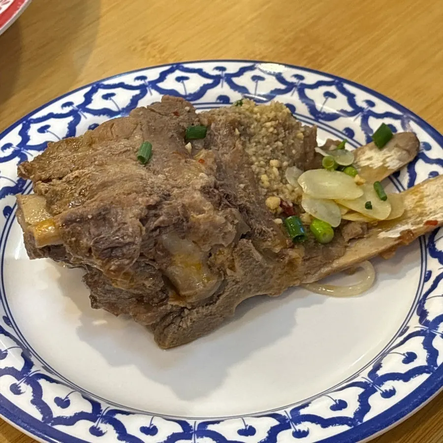 고기와 재료가 푸짐한 감자탕 쌀국수