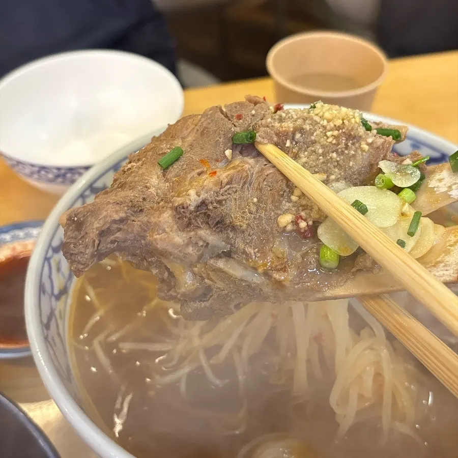 진한 국물의 감자탕 쌀국수 클로즈업