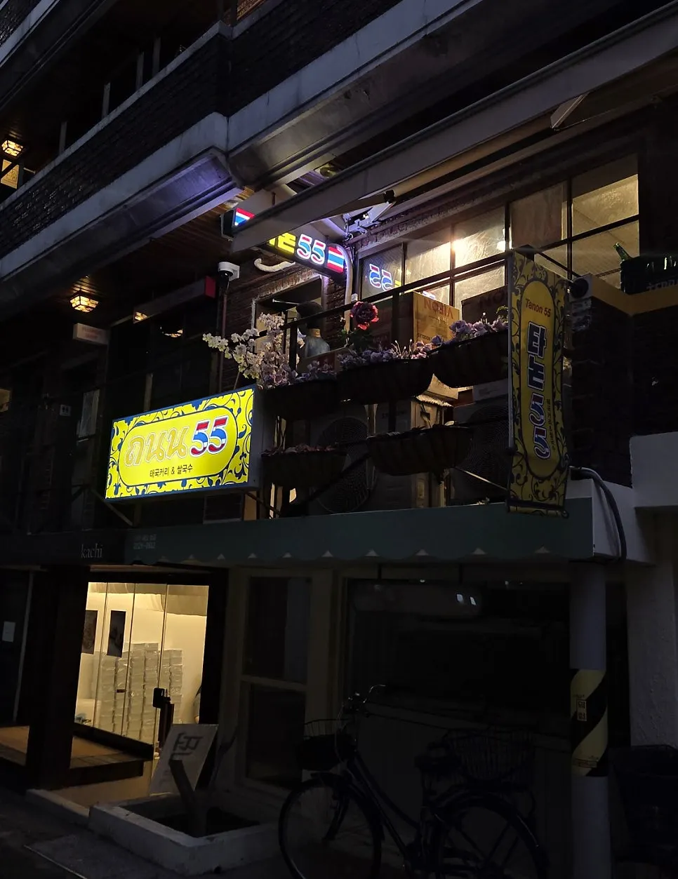 Area around the entrance of Thanon55's Seongsu flagship store