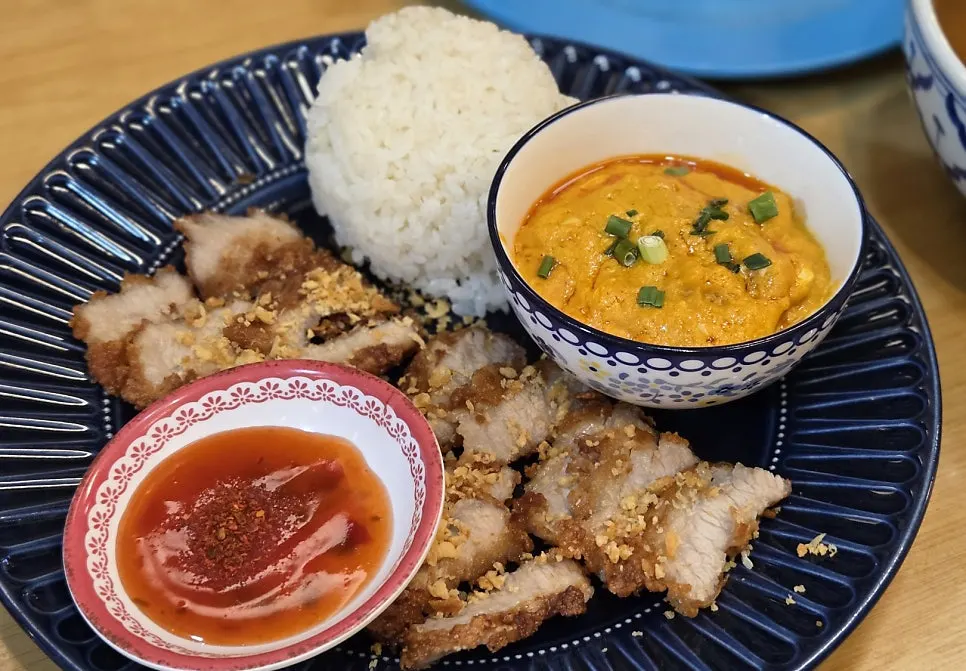 The full set menu spread at Thanon55