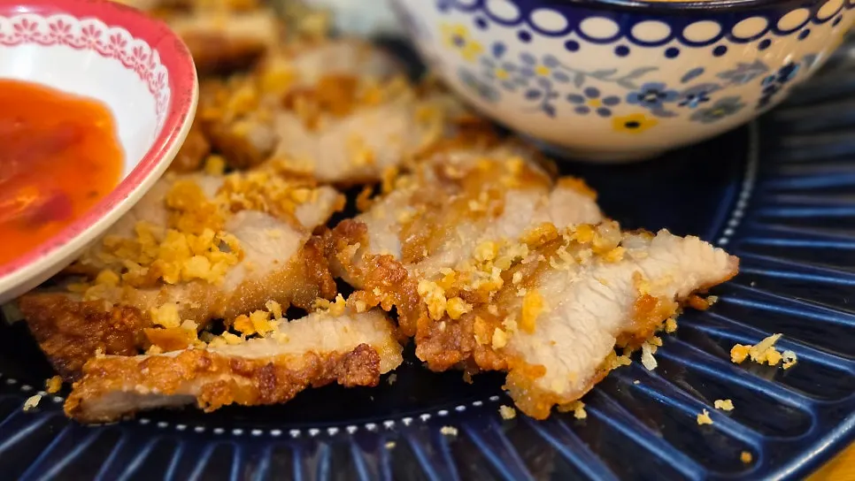 Mu thod fried pork dipped into curry sauce