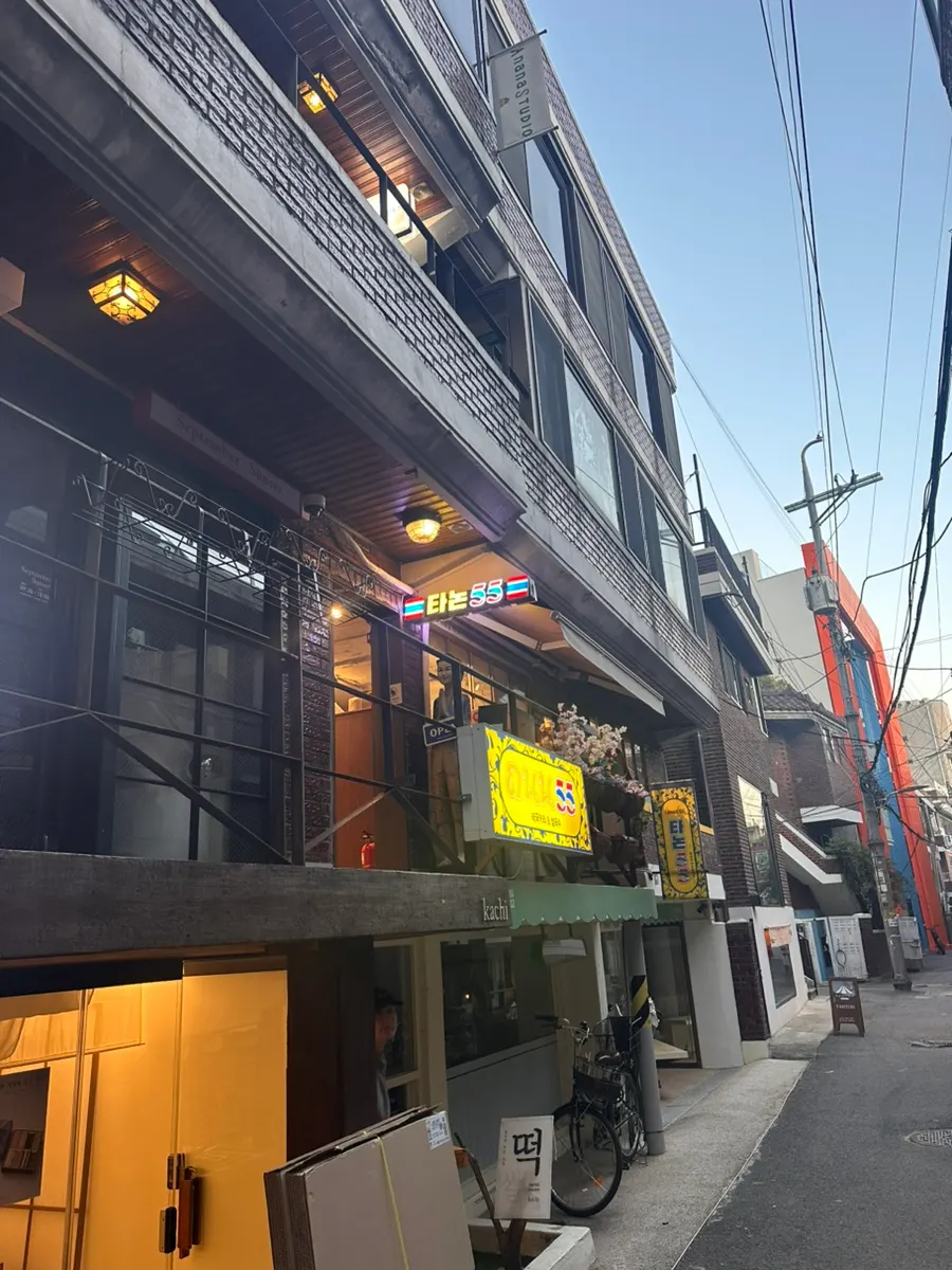Exterior of Thanon55 tucked in a Seongsu alley