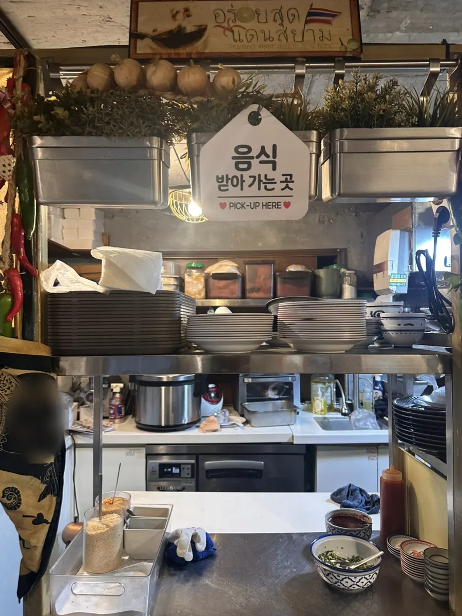 Lidded side-dish self-serve bar at Thanon55
