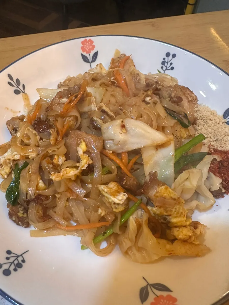 Fried tripe curry pho topped with crispy tripe at Thanon55
