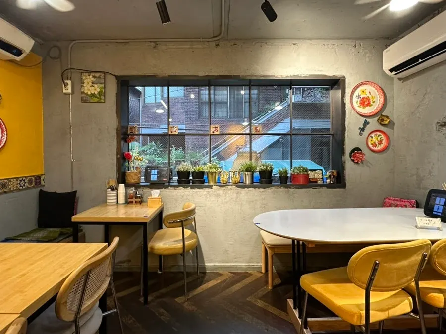 Inner seating with yellow walls and antique tile decoration