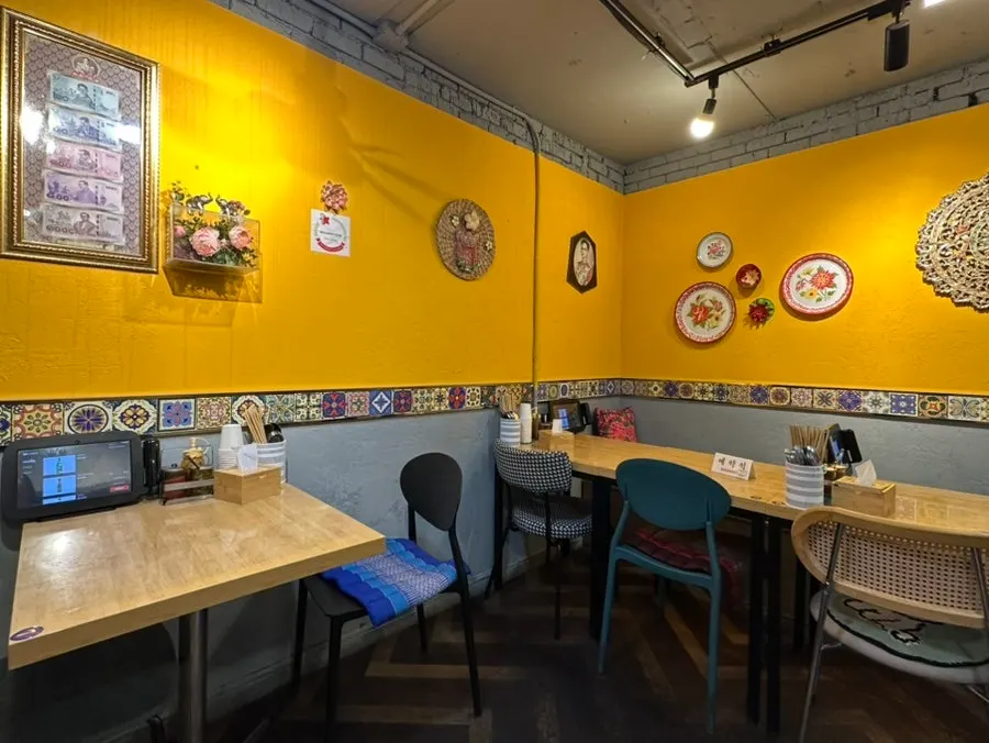 Window seating with Thai-style props