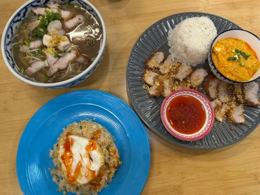 Space decorated with elephant ornaments and Thai-style plates