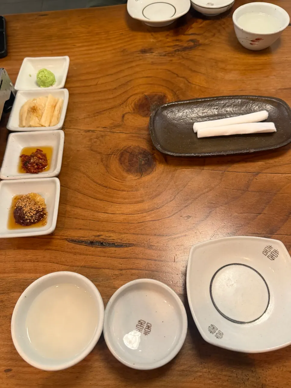 안쪽 조리 공간이 보이는 실내