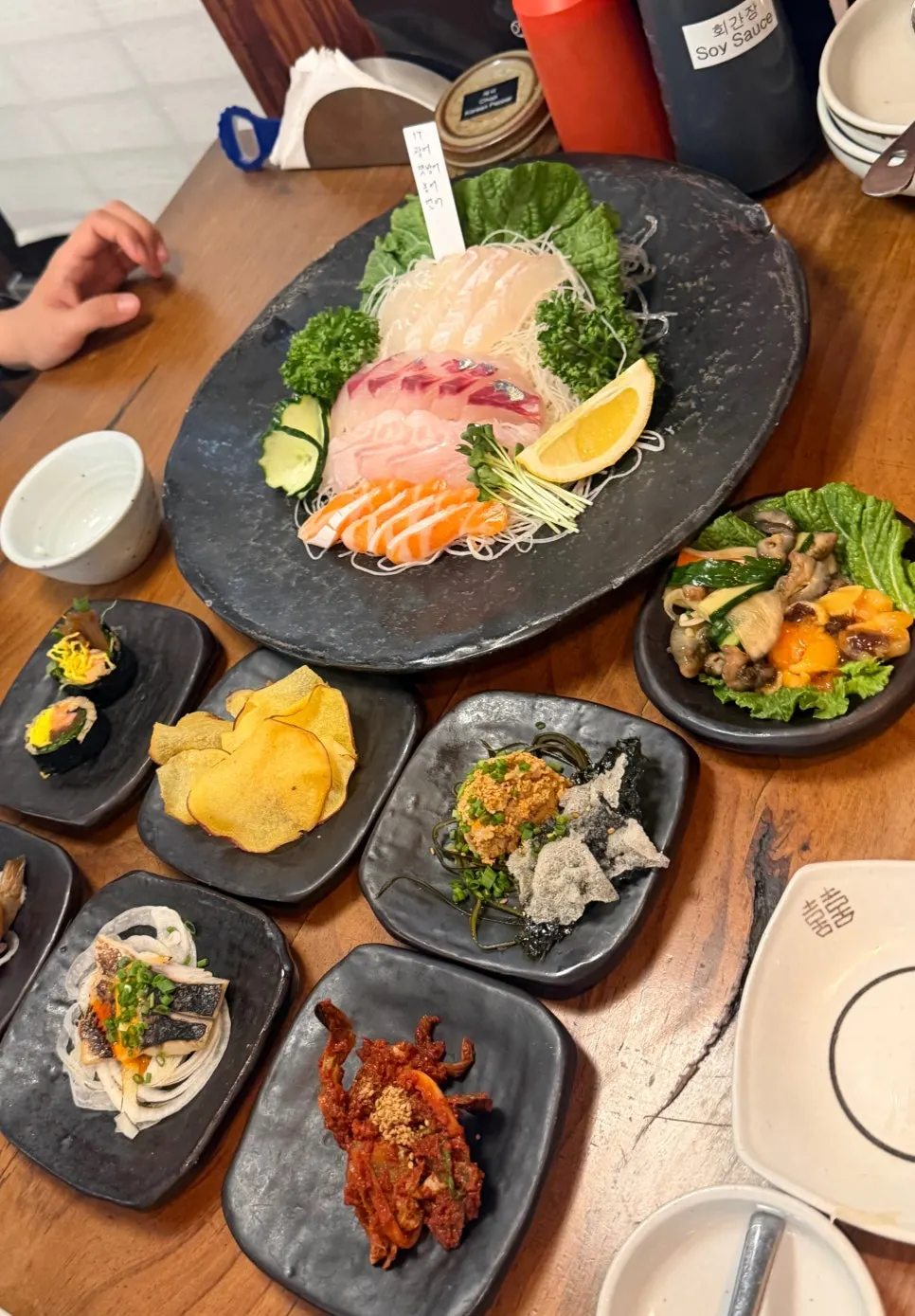 기본 찬이 차려진 테이블