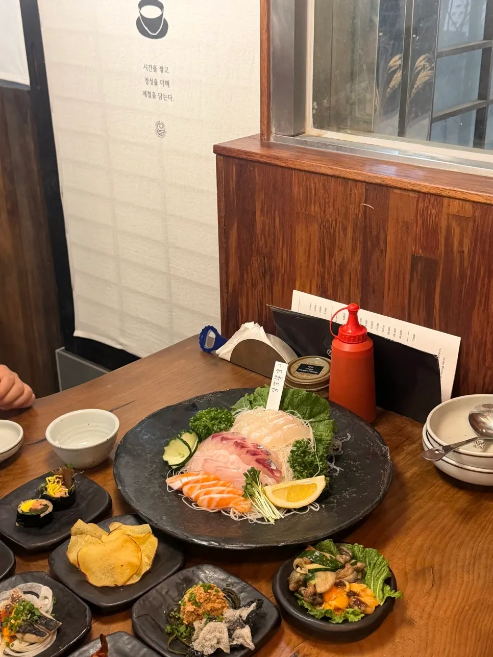 두툼하게 썰린 제철 모둠회 접시