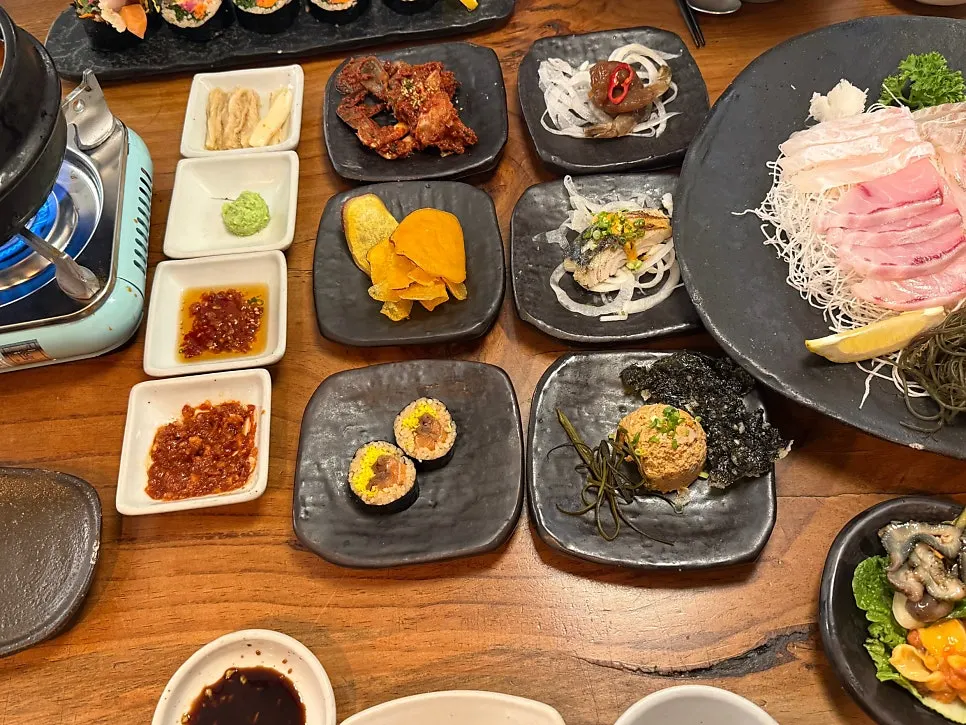 Side dishes served alongside the set S