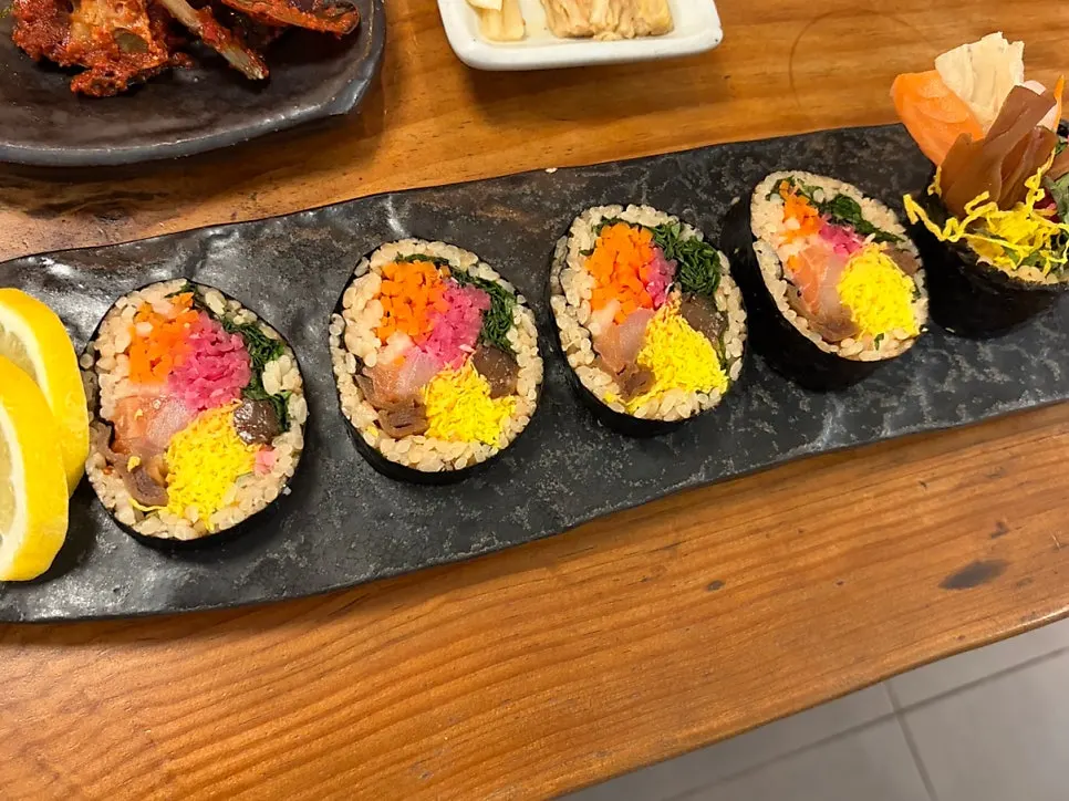 Full view of the neatly arranged seasonal mixed sashimi set