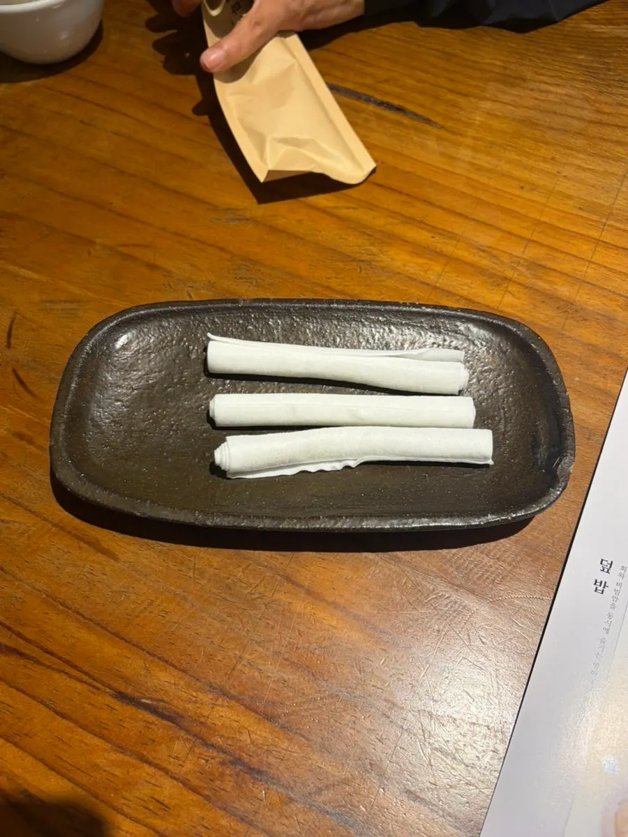 Wrapped utensil set and warm rice appetizer
