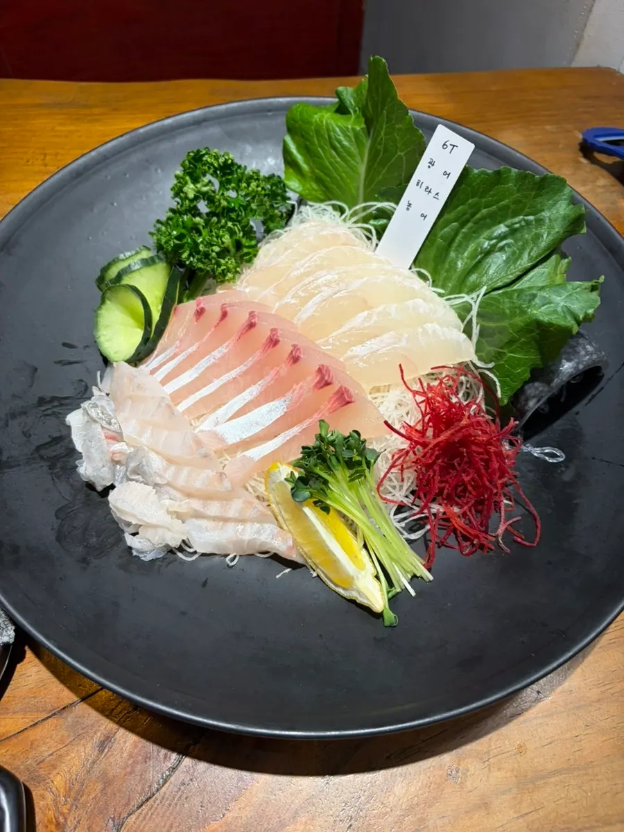 Table setting of the seasonal assorted sashimi set for 2-3 people
