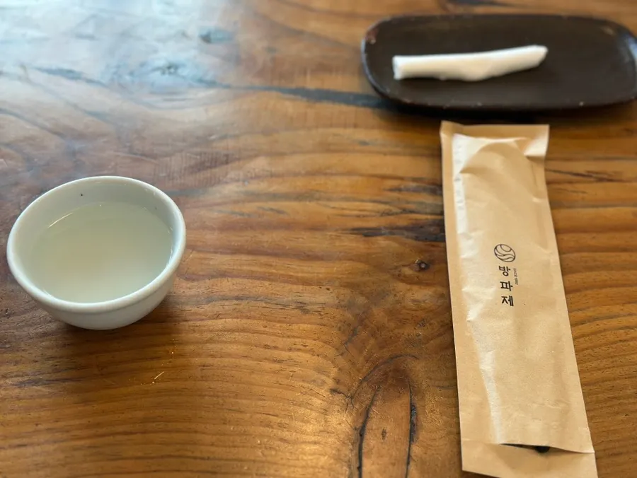 Handkerchief-wrapped spoon and pre-meal sungnyung setting