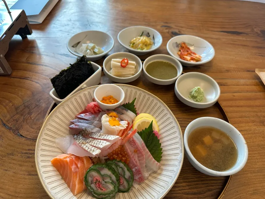 Premium mixed sashimi rice bowl served with gizzard sauce