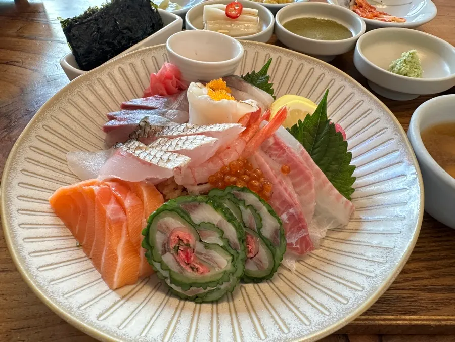 Thick-cut sashimi on top of the mixed sashimi rice bowl
