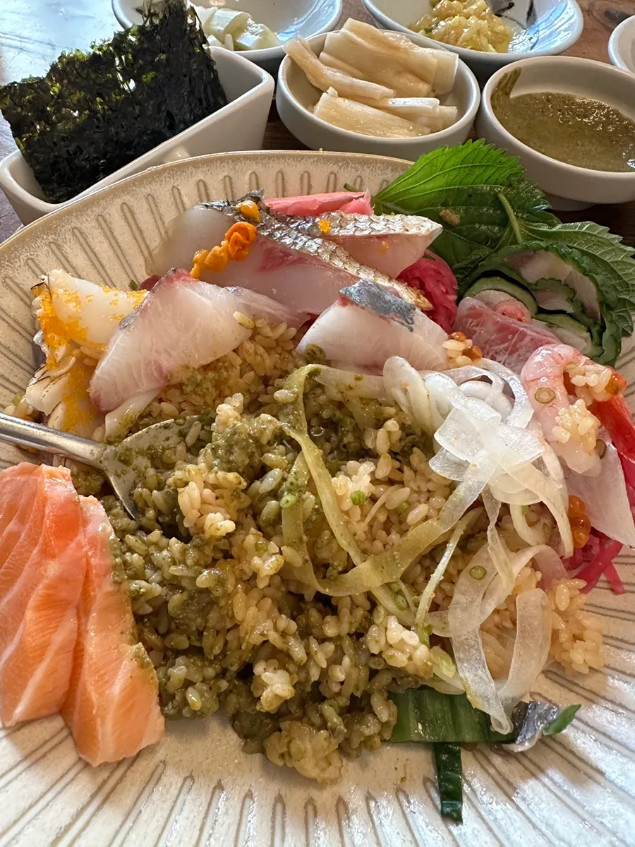 Mixed sashimi rice bowl mixed with gizzard sauce