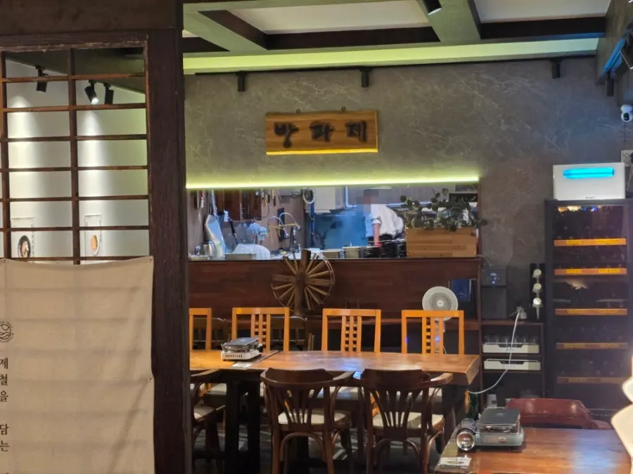 Open kitchen and wooden sign at The Bangpaje