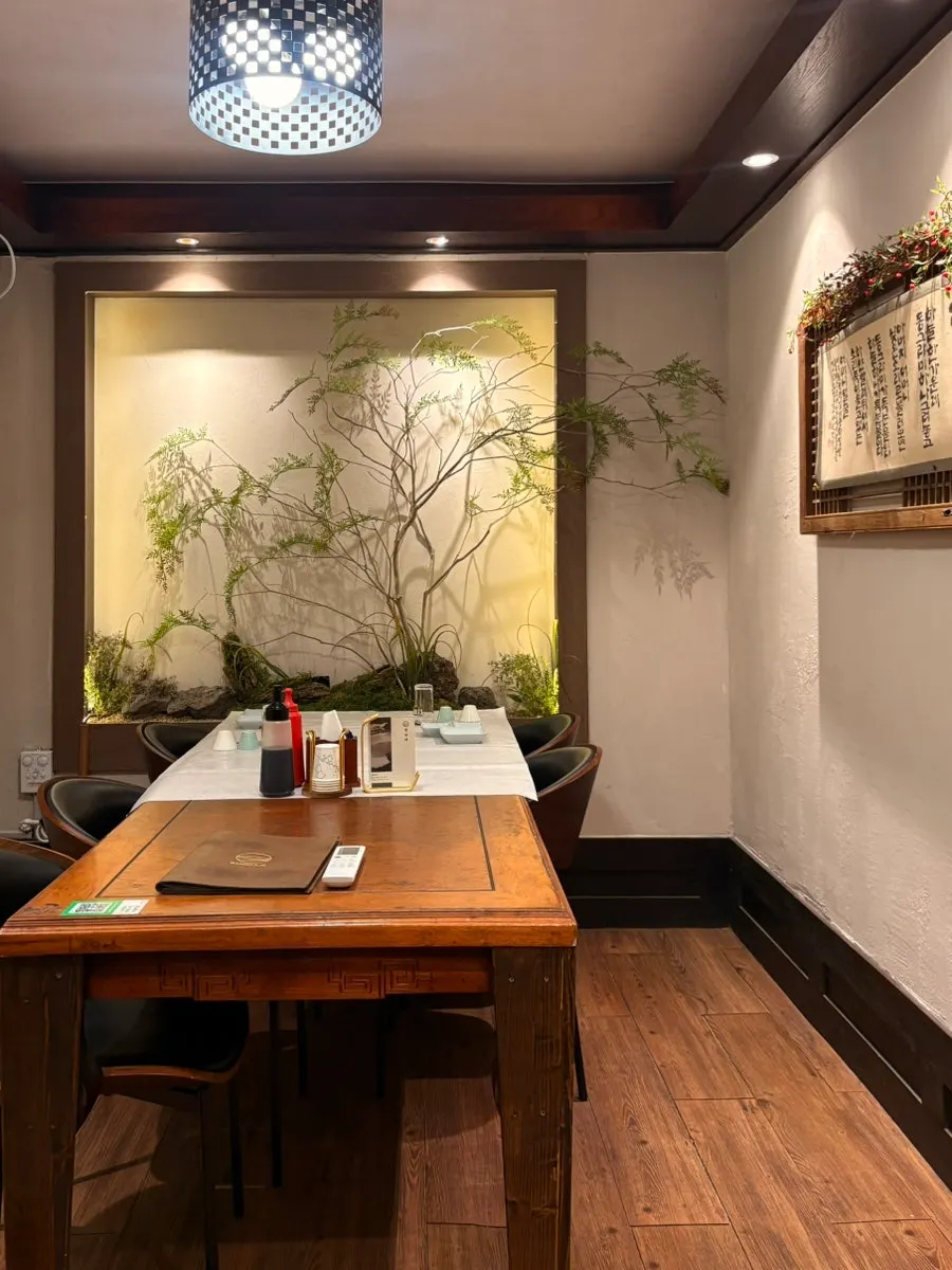 Entrance passage to a 2nd-floor private room