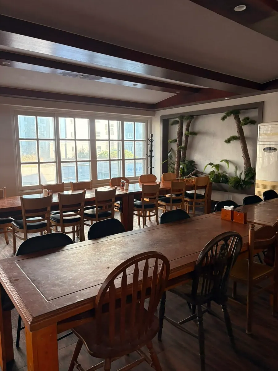Spacious rentable area of the 3rd-floor banquet hall