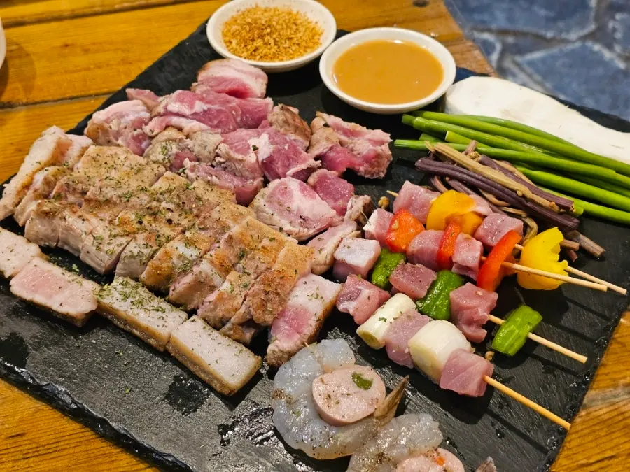 The Barbecue 051's 2-person set with pre-grilled meat and skewers