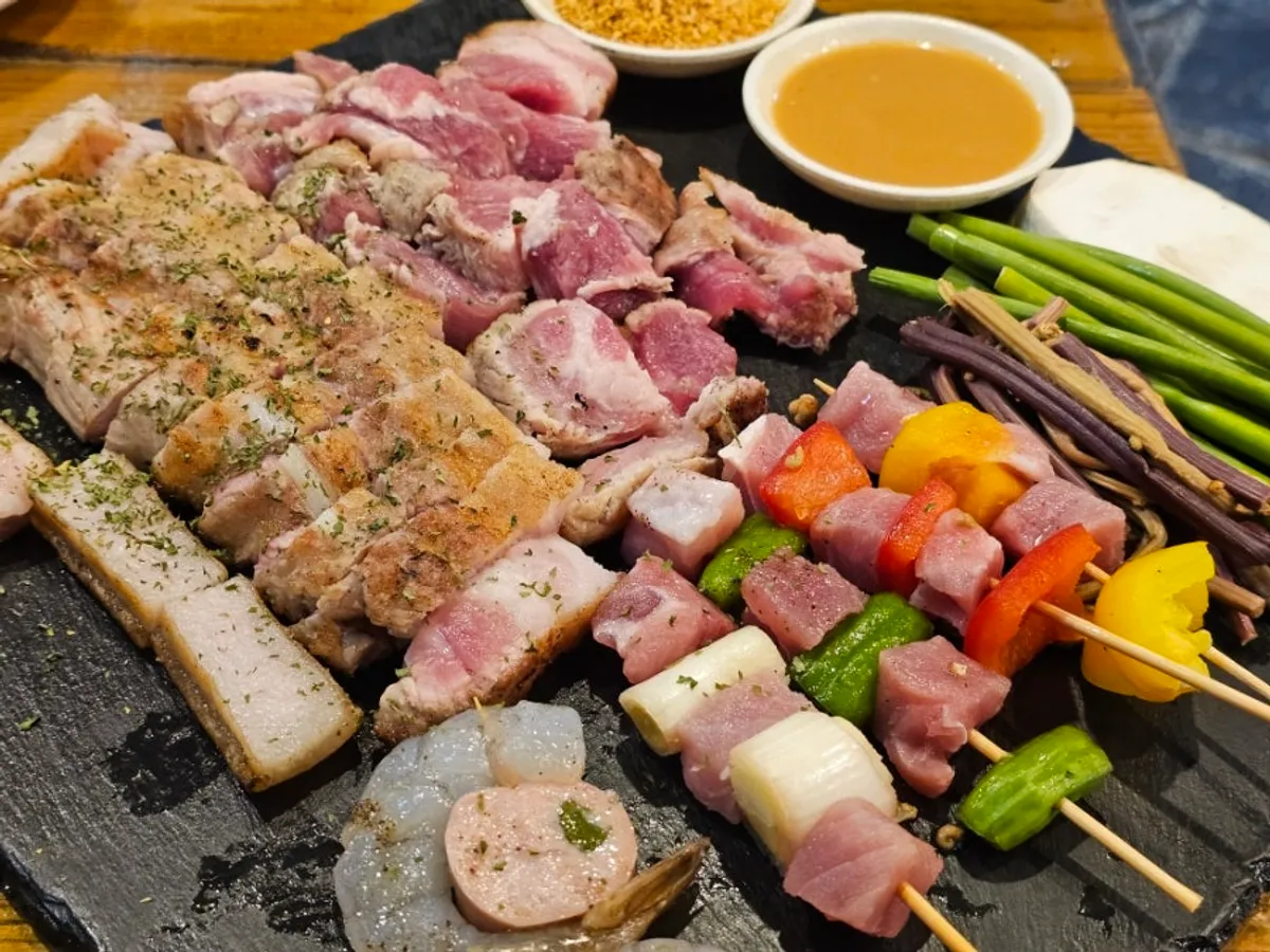 A close-up of the visually appealing 2-person set spread