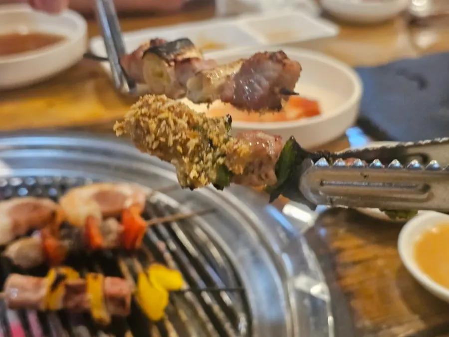 Peanut sauce and breadcrumbs served alongside the skewers
