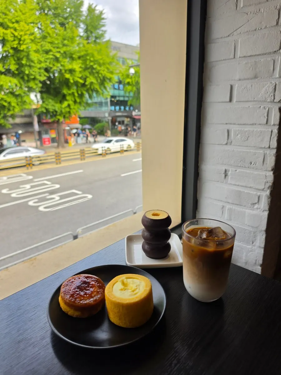 Baumkuchen and drinks at The Baum Gyeongbokgung Branch
